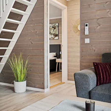 Akselhuset-koselig Hus Rett Ovenfor Kaikanten Midt I Lofoten Sennesvik