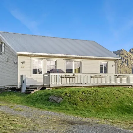 Akselhuset-koselig Hus Rett Ovenfor Kaikanten Midt I Lofoten