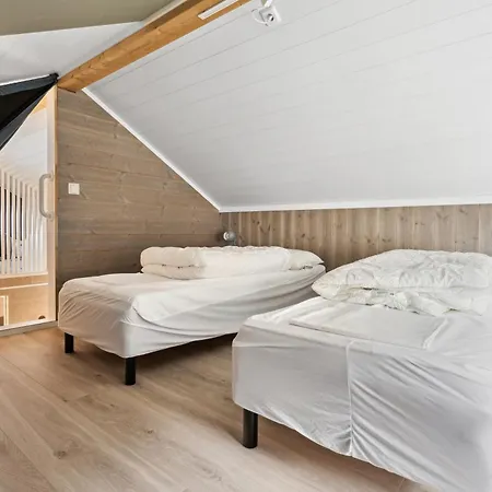 Akselhuset-koselig Hus Rett Ovenfor Kaikanten Midt I Lofoten Sennesvik