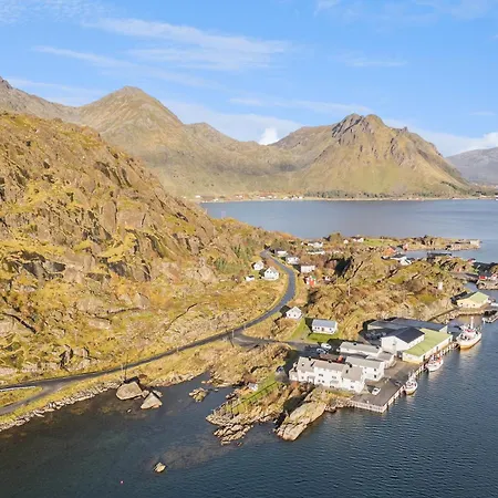 Akselhuset-koselig Hus Rett Ovenfor Kaikanten Midt I Lofoten Sennesvik