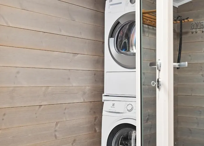 Feriehus Akselhuset-koselig Hus Rett Ovenfor Kaikanten Midt I Lofoten Sennesvik