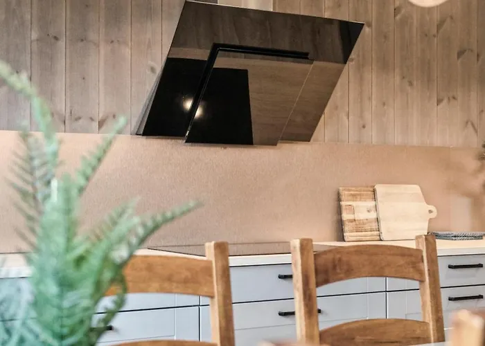 Akselhuset-koselig Hus Rett Ovenfor Kaikanten Midt I Lofoten Feriehus