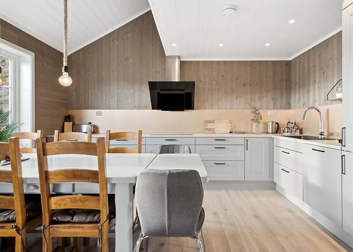 Feriehus Akselhuset-koselig Hus Rett Ovenfor Kaikanten Midt I Lofoten Sennesvik