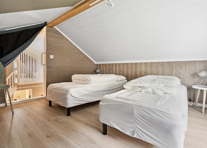 Akselhuset-koselig Hus Rett Ovenfor Kaikanten Midt I Lofoten Sennesvik