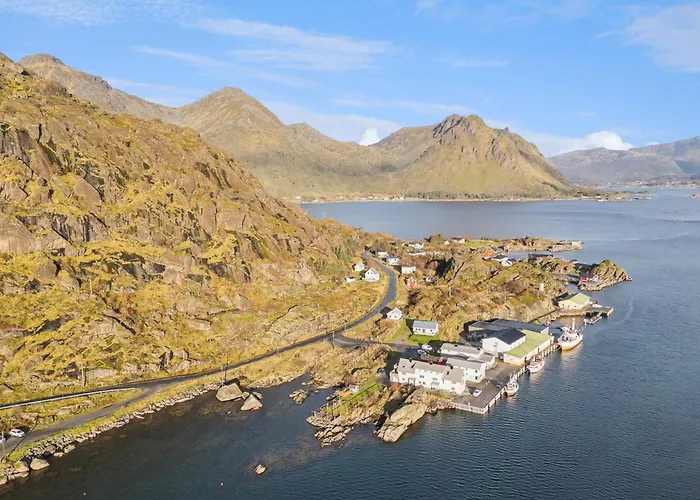 Akselhuset-koselig Hus Rett Ovenfor Kaikanten Midt I Lofoten Sennesvik