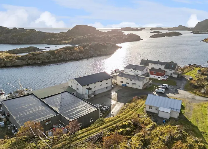 Akselhuset-koselig Hus Rett Ovenfor Kaikanten Midt I Lofoten Feriehus Sennesvik