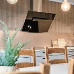 Akselhuset-koselig Hus Rett Ovenfor Kaikanten Midt I Lofoten Feriehus