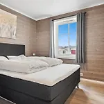 Akselhuset-koselig Hus Rett Ovenfor Kaikanten Midt I Lofoten Feriehus Sennesvik