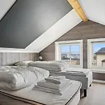 Feriehus Akselhuset-koselig Hus Rett Ovenfor Kaikanten Midt I Lofoten *