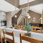 Akselhuset-koselig Hus Rett Ovenfor Kaikanten Midt I Lofoten Feriehus Sennesvik
