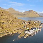 Akselhuset-koselig Hus Rett Ovenfor Kaikanten Midt I Lofoten Sennesvik