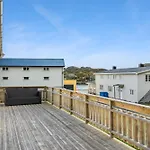 Feriehus Akselhuset-koselig Hus Rett Ovenfor Kaikanten Midt I Lofoten