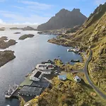 Feriehus Akselhuset-koselig Hus Rett Ovenfor Kaikanten Midt I Lofoten Sennesvik